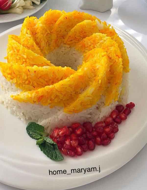 تزیین برنج با زعفران و زرشک و مرغ (مجلسی با خلال پسته)