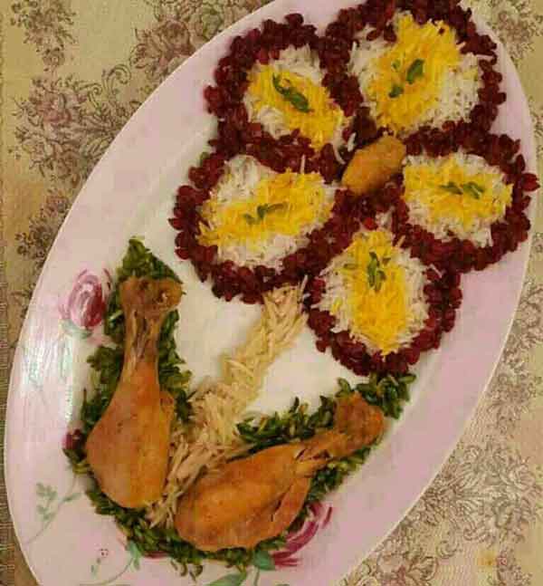 تزیین برنج با زعفران و زرشک و مرغ (مجلسی با خلال پسته)