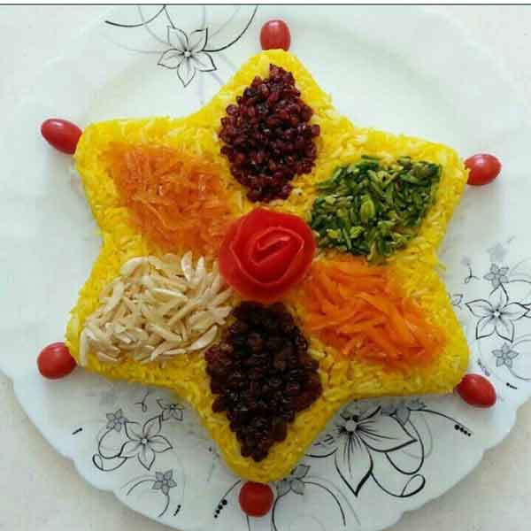 تزیین برنج با زعفران و زرشک و مرغ (مجلسی با خلال پسته)