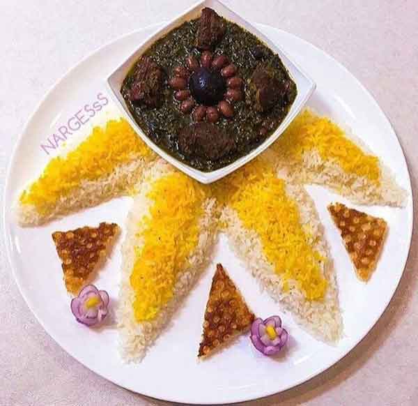 تزیین برنج با زعفران و زرشک و مرغ (مجلسی با خلال پسته)