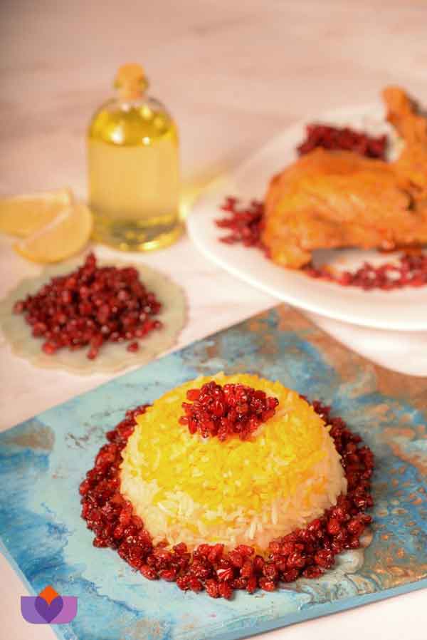 تزیین برنج با زعفران و زرشک و مرغ (مجلسی با خلال پسته)
