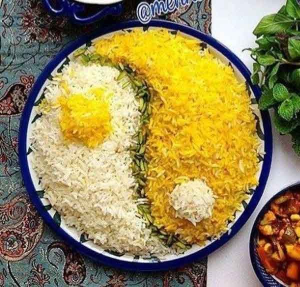 تزیین برنج با زعفران و زرشک و مرغ (مجلسی با خلال پسته)