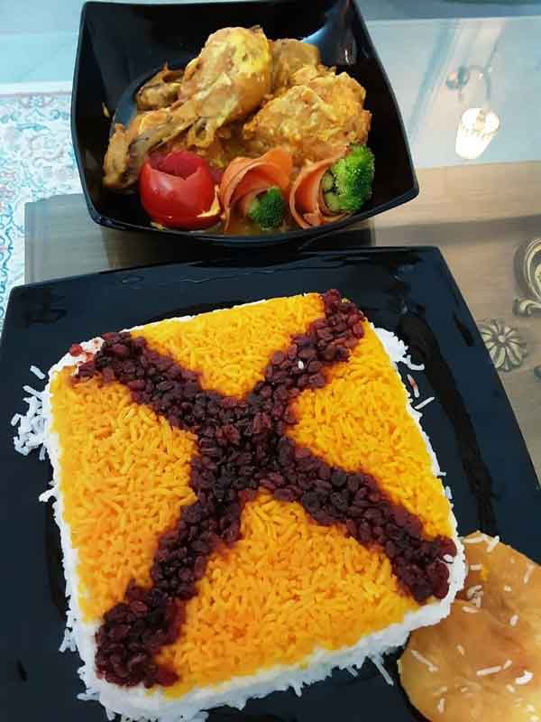 تزیین برنج با زعفران و زرشک و مرغ (مجلسی با خلال پسته)