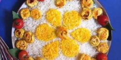 تزیین برنج با زعفران و زرشک و مرغ (مجلسی با خلال پسته)