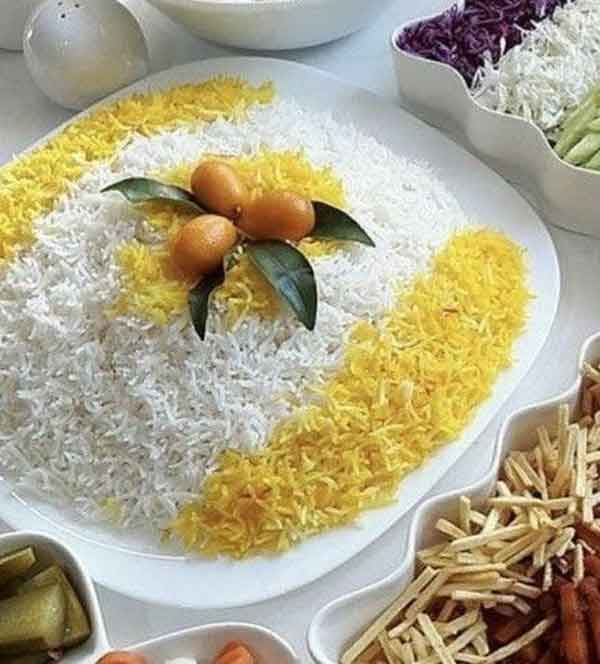 تزیین برنج با زعفران و زرشک و مرغ (مجلسی با خلال پسته)