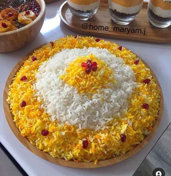 تزیین برنج با زعفران و زرشک و مرغ (مجلسی با خلال پسته)