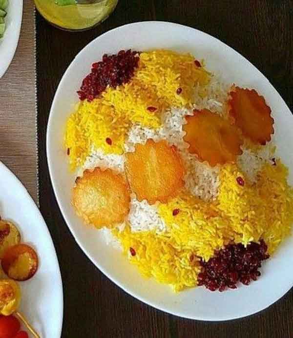 تزیین برنج با زعفران و زرشک و مرغ (مجلسی با خلال پسته)
