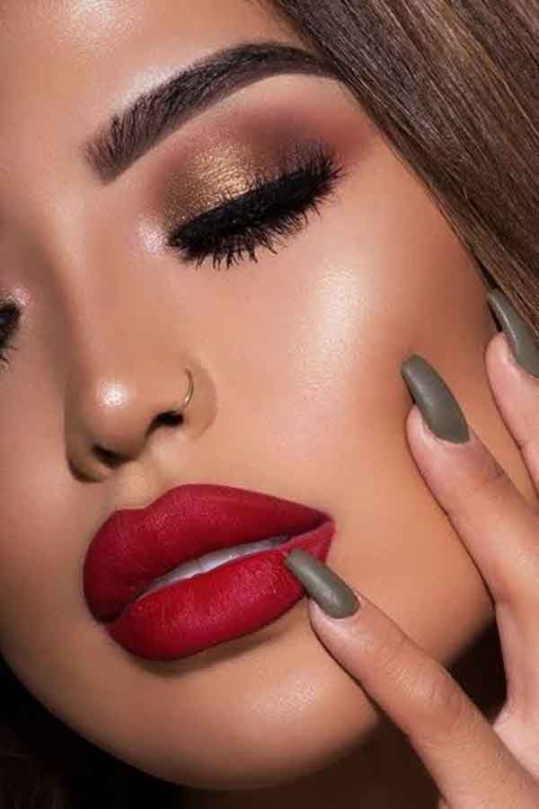 مدل آرایش صورت ۱۴۰۲ همراه با خط چشم های جذاب ترند شده