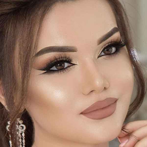 مدل آرایش صورت ۱۴۰۲ همراه با خط چشم های جذاب ترند شده