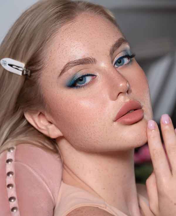 مدل آرایش صورت ۱۴۰۲ همراه با خط چشم های جذاب ترند شده