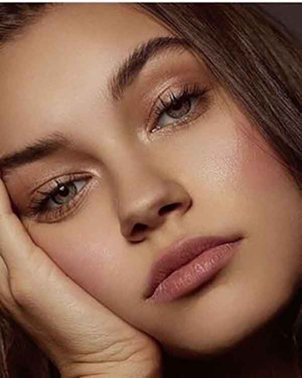 مدل آرایش صورت ۱۴۰۲ همراه با خط چشم های جذاب ترند شده