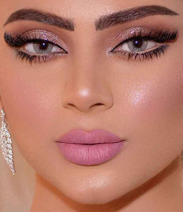 مدل آرایش صورت ۱۴۰۲ همراه با خط چشم های جذاب ترند شده
