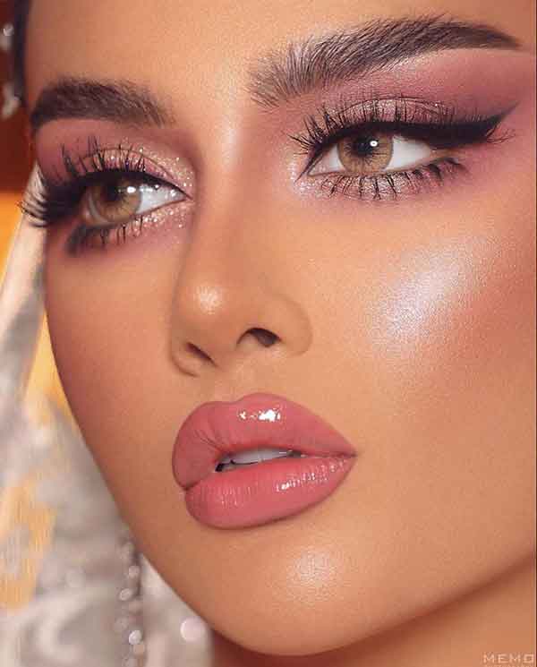 مدل آرایش صورت ۱۴۰۲ همراه با خط چشم های جذاب ترند شده
