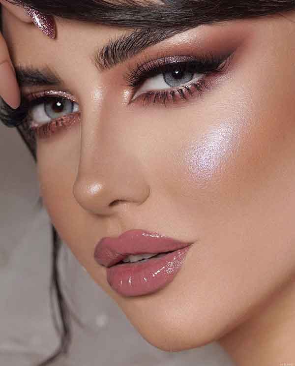 مدل آرایش صورت ۱۴۰۲ همراه با خط چشم های جذاب ترند شده