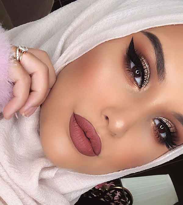 مدل آرایش صورت ۱۴۰۲ همراه با خط چشم های جذاب ترند شده