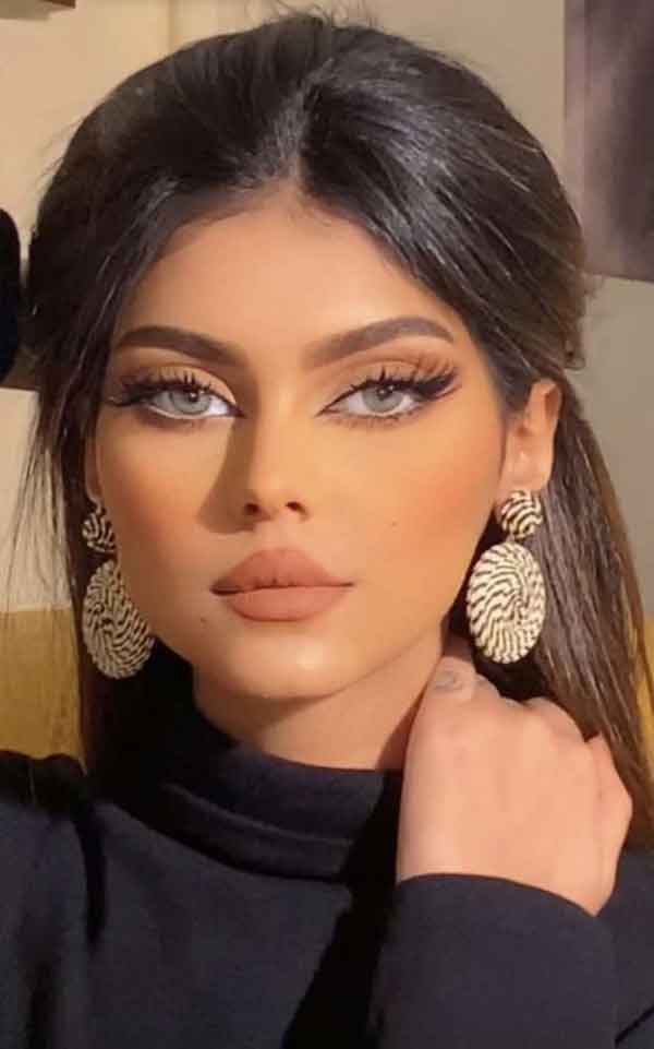 مدل آرایش صورت ۱۴۰۲ همراه با خط چشم های جذاب ترند شده
