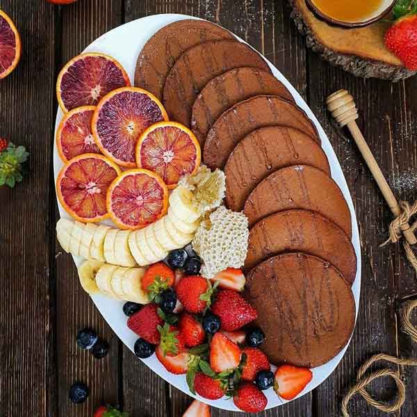 تزیین پنکیک ساده با موز و شکلات و عسل برای مدرسه و کودک