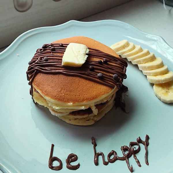 تزیین پنکیک ساده با موز و شکلات و عسل برای مدرسه و کودک