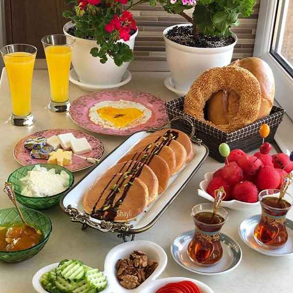 تزیین پنکیک ساده با موز و شکلات و عسل برای مدرسه و کودک