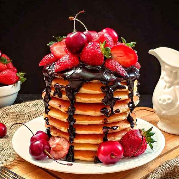 تزیین پنکیک ساده با موز و شکلات و عسل برای مدرسه و کودک