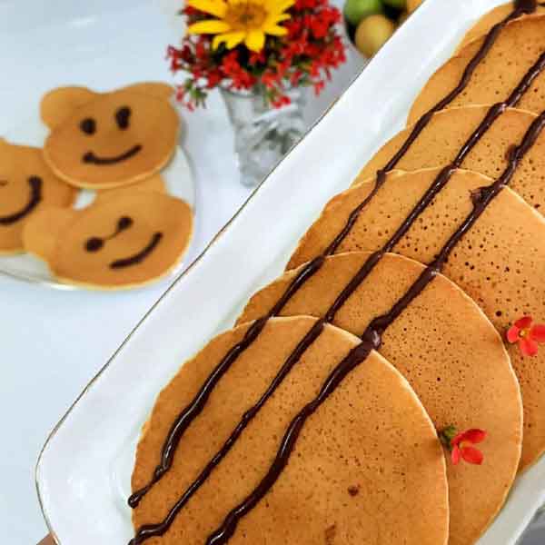 تزیین پنکیک ساده با موز و شکلات و عسل برای مدرسه و کودک