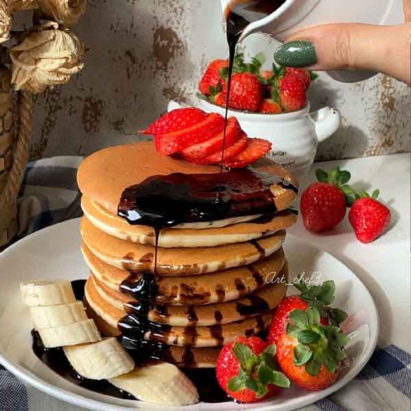 تزیین پنکیک ساده با موز و شکلات و عسل برای مدرسه و کودک