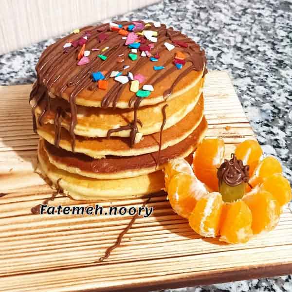 تزیین پنکیک ساده با موز و شکلات و عسل برای مدرسه و کودک