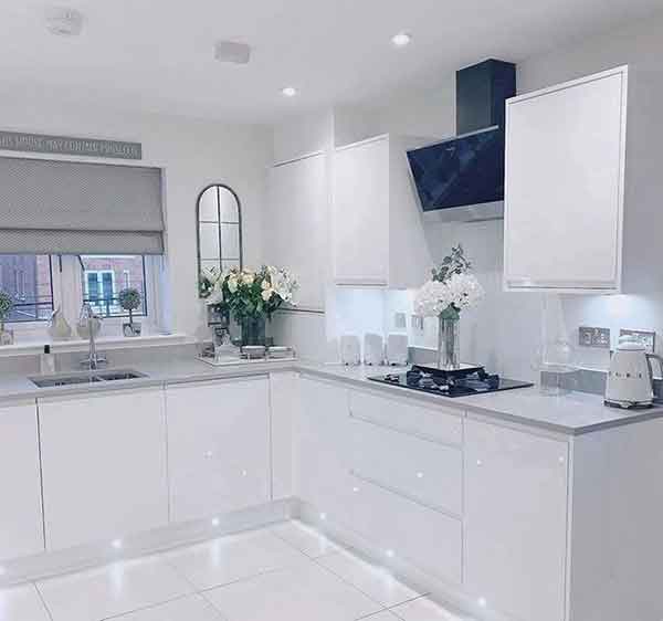 مدل کابینت آشپزخانه ۱۴۰۲ با جزیره و ساده به سبک مدرن شیک خاص
