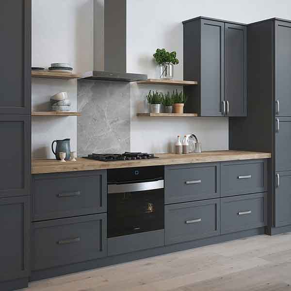 مدل کابینت آشپزخانه ۱۴۰۲ با جزیره و ساده به سبک مدرن شیک خاص