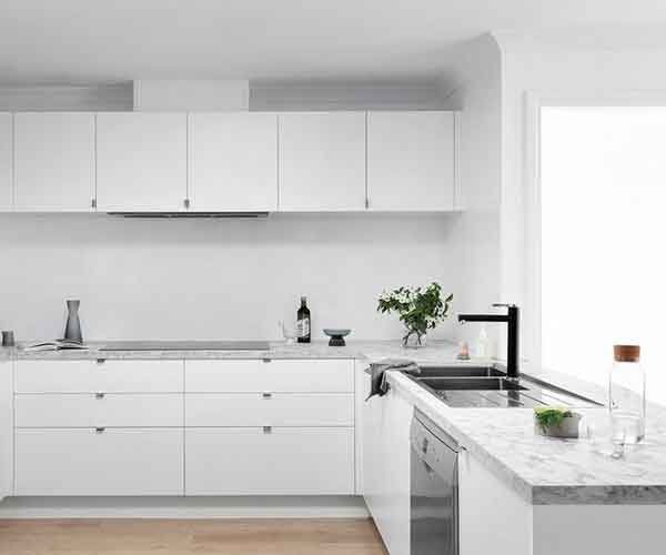 مدل کابینت آشپزخانه ۱۴۰۲ با جزیره و ساده به سبک مدرن شیک خاص