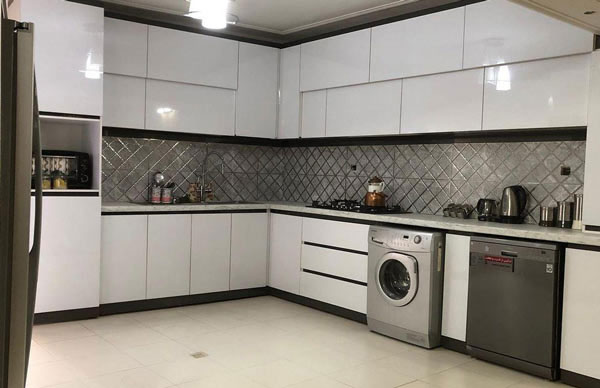 مدل کابینت آشپزخانه جدید سفید و مشکی و طوسی طرحدار و ساده
