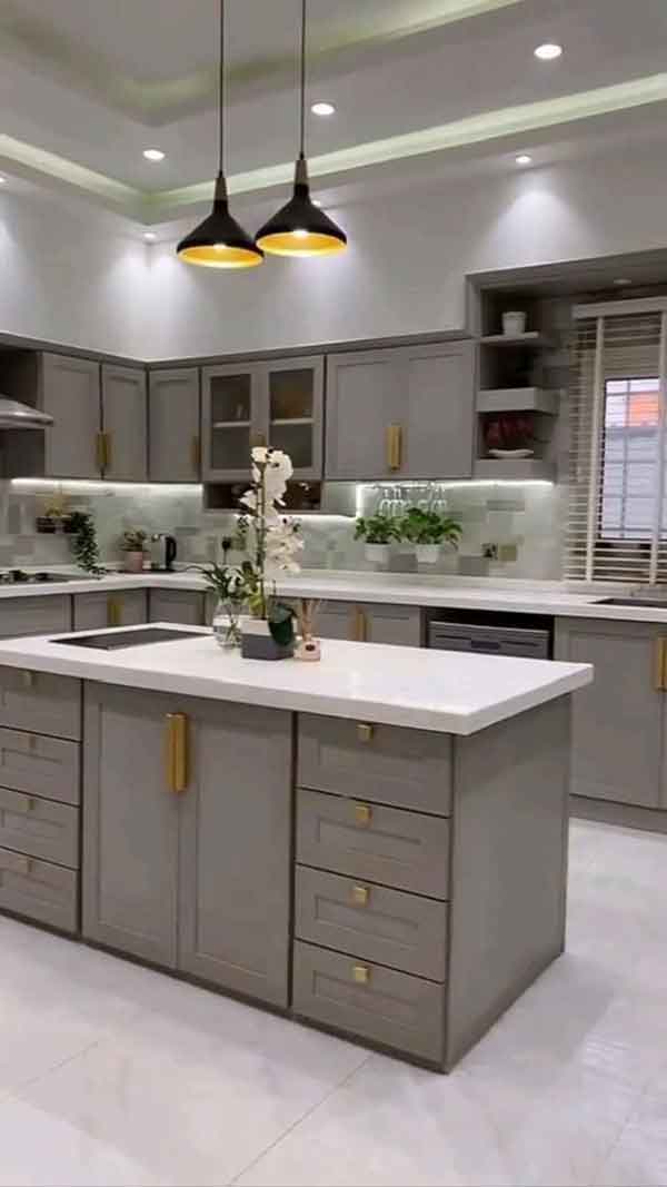 مدل آشپزخانه پنجره دار جدید پر نور دلباز رو به حیاط و کوچه