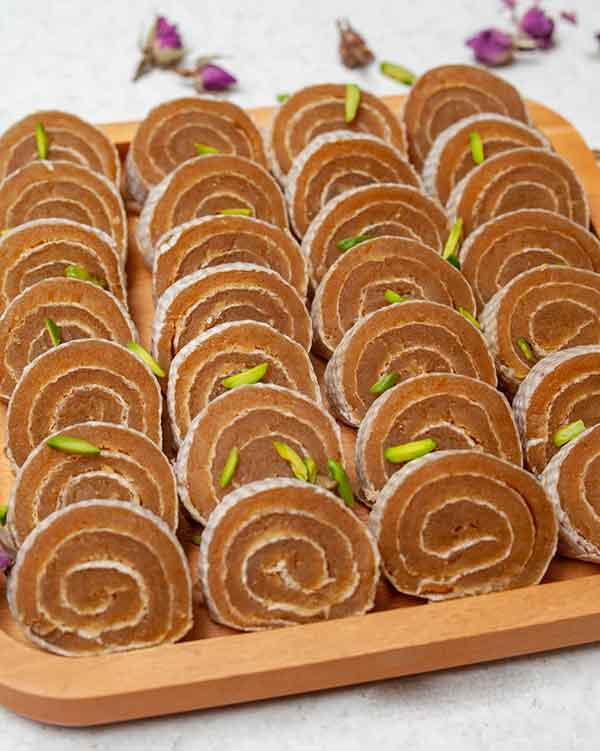 حلوا خرمایی رولی کیک حلوا رولی طرز تهیه حلوای رولی دو رنگ طرز تهیه حلوا رولی موزی فیلم حلوا خرمایی رولتی مدل تزیین حلوا رولتی حلوا با نان میکادو مربعی حلوا با نان میکادو گرد