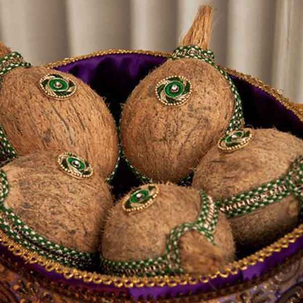 تزیین نارگیل شب یلدا با ایده های شیک و ساده برای عروس