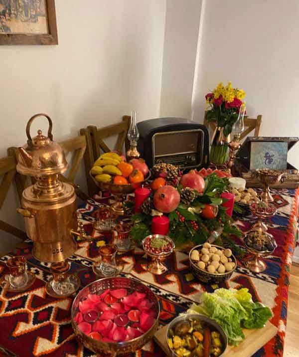 تزیین سفره شب یلدا لاکچری و جذاب و ساده با ایده های خلاقانه