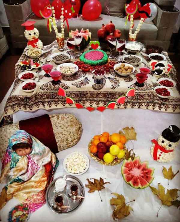 تزیین سفره شب یلدا لاکچری و جذاب و ساده با ایده های خلاقانه