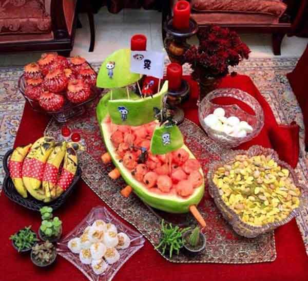 تزیین سفره شب یلدا لاکچری و جذاب و ساده با ایده های خلاقانه