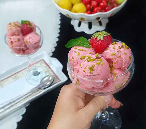طرز تهیه بستنی توت فرنگی یخی طرز تهیه بستنی توت فرنگی با ثعلب طرز تهیه بستنی توت فرنگی با شیر بستنی توت فرنگی بدون خامه طرز تهیه بستنی توت فرنگی بدون ثعلب طرز تهیه بستنی توت فرنگی با خامه صبحانه بستنی توت فرنگی آشپزخانه کوچک من بستنی با توت فرنگی یخ زده