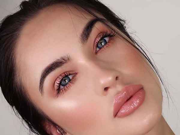 مدل آرایش زنانه ۱۴۰۲ ملایم و لایت شیک و خاص جدید و مدرن