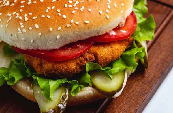 عکس چیکن برگر چیکن برگر چیست طرز تهیه چیکن برگر با فیله مرغ طرز تهیه چیکن برگر مک دونالد