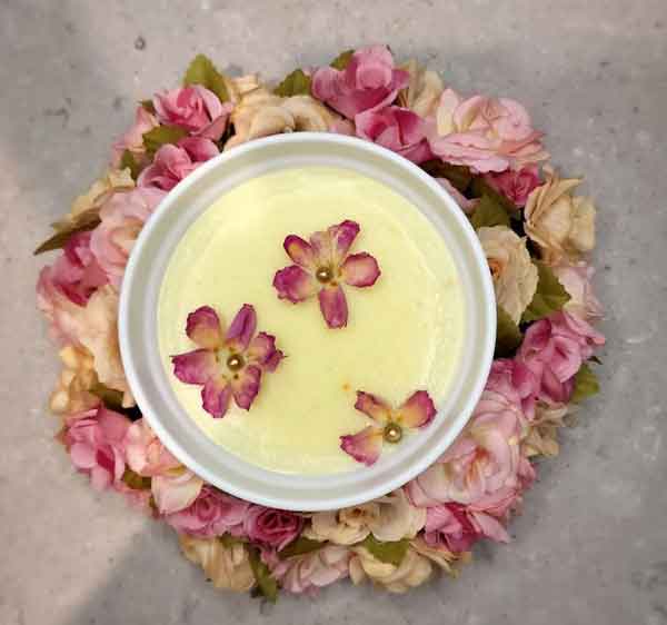 تزیین فرنی برای ماه رمضان وانیلی و زعفرانی با نکات و روش های مختلف