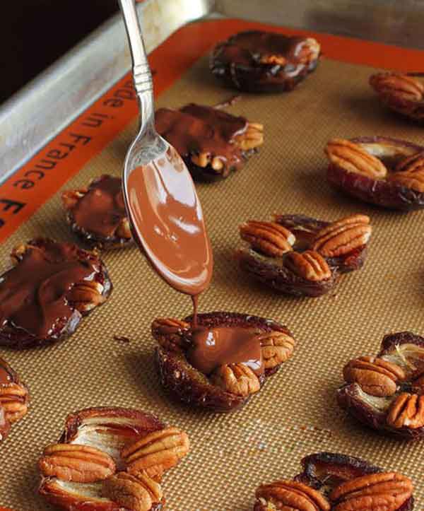 تزیین خرما برای ماه رمضان با نارگیل و بادام و گردو با ایده های شیک و ساده