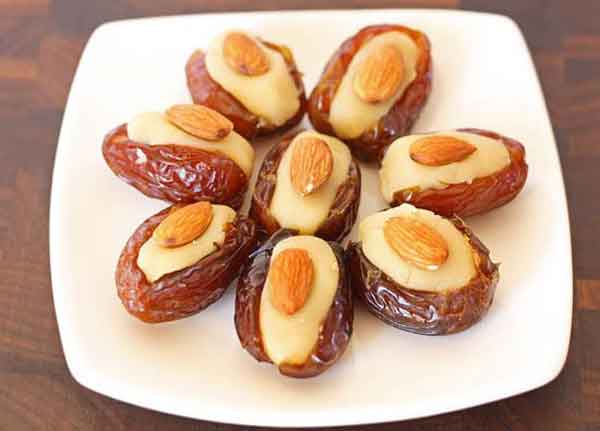 تزیین خرما برای ماه رمضان با نارگیل و بادام و گردو با ایده های شیک و ساده