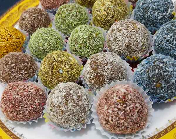 تزیین خرما برای ماه رمضان با نارگیل و بادام و گردو با ایده های شیک و ساده