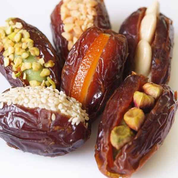 تزیین خرما برای ماه رمضان با نارگیل و بادام و گردو با ایده های شیک و ساده