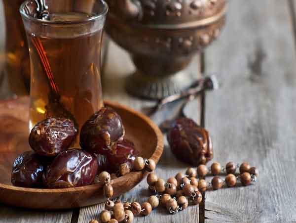 تزیین خرما برای ماه رمضان با نارگیل و بادام و گردو با ایده های شیک و ساده