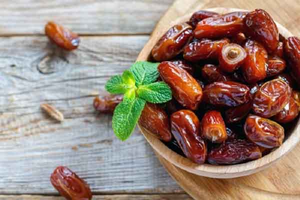 تزیین خرما برای ماه رمضان با نارگیل و بادام و گردو با ایده های شیک و ساده