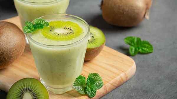 اسموتی کیوی میلک شیک شکلاتی چیست چگونه میلک شیک درست کنیم عکس شیک کاکائو شیک کیک شیک شکلات تلخ شیک خانگی ساده طرز تهیه شیک شکلات کافی شاپی
