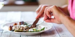 تعبیر خواب غذا خوردن با مرده + برای دختر مجرد و زن متاهل از نظر روانشناسی