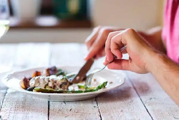 تعبیر خواب غذا خوردن با مرده+ برای دختر مجرد و زن متاهل از نظر روانشناسی